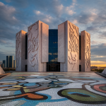 Une image illustrant l'interaction entre l'architecture et l'identité culturelle à travers des choix de design et de couleurs.