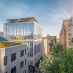 Vibrante skyline urbaine illustrant des projets durables