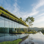 Architecture moderne intégrant la nature de manière immersive et durable