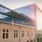 Rénovation harmonieuse de bâtiment historique alliant passé et modernité