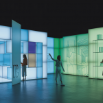 Image d'un espace architectural commercial futuriste avec des structures modulables et des designs innovants