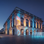 Installation lumineuse dans un cadre architectural historique.