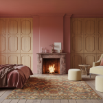 Intérieur déco château-core : ambiance chaleureuse avec bois foncé, meubles rustiques et détails médiévaux, palette automnale riche