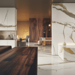 Intérieur élégant avec marbre Calacatta blanc à veines dorées et bois veiné foncé, ambiance chaleureuse et luxueuse