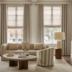 Collection de traitements de fenêtres élégants et modernes par Studio McGee et The Shade Store dans un salon lumineux et chaleureux