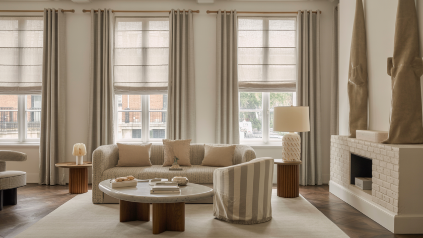 Collection de traitements de fenêtres élégants et modernes par Studio McGee et The Shade Store dans un salon lumineux et chaleureux